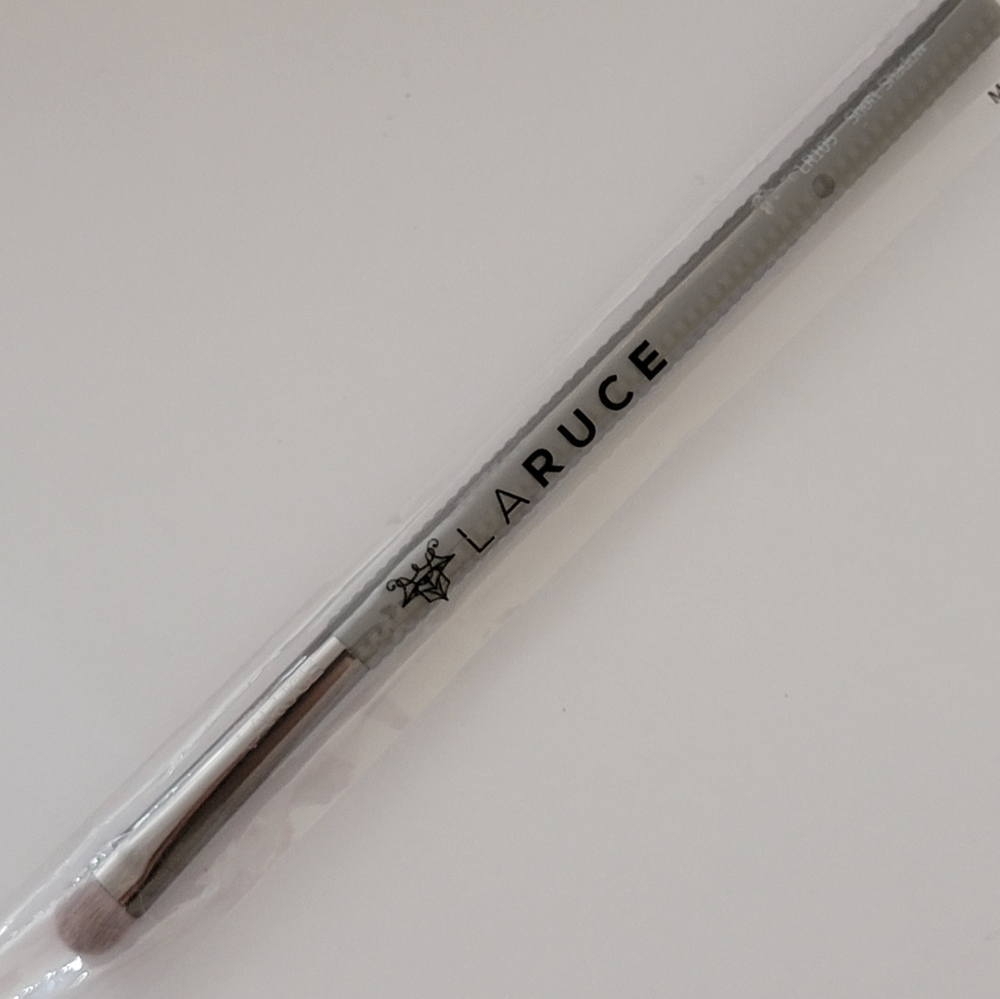 4/25 bundle item. Laruce Beauty LR105 Short Shadow Brush